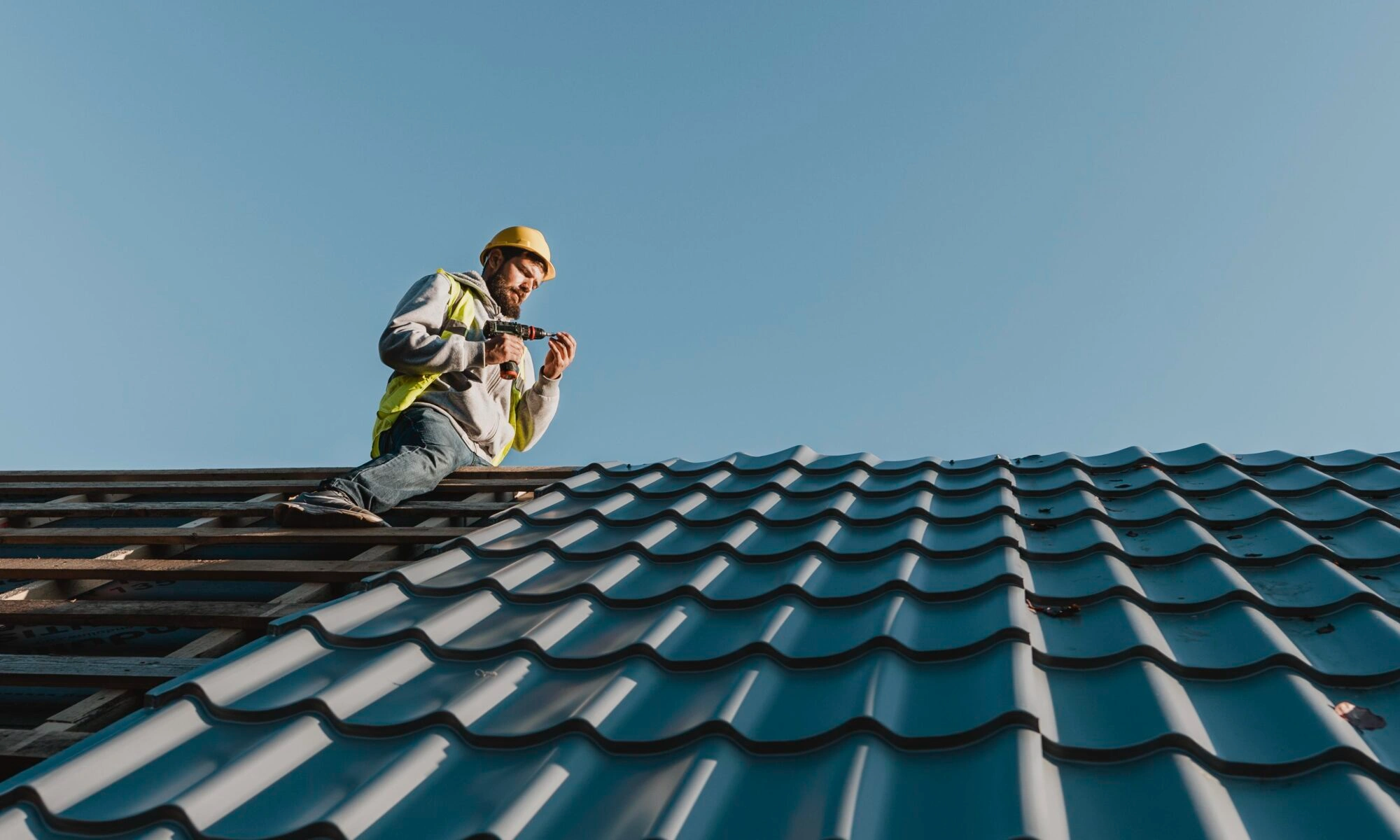 Couvreur Ouvrier travaillant sur une toiture en direct