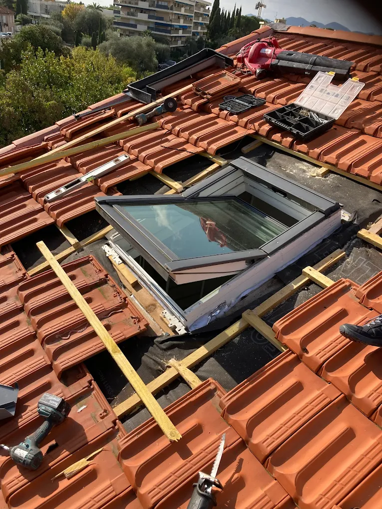 Couvreur velux en cours d'instalation
